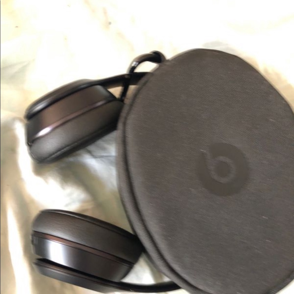 Beats solo 3 wireless headphones